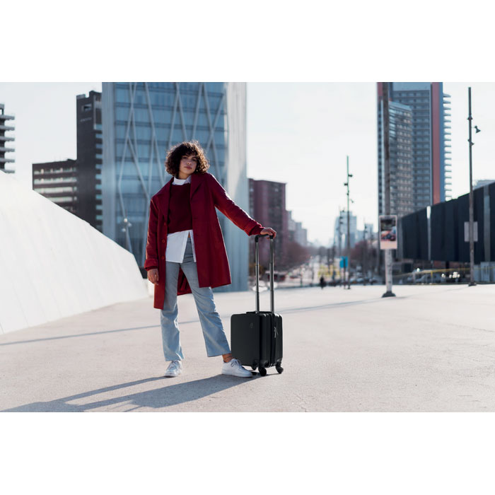 ratastega kohver stor with logo