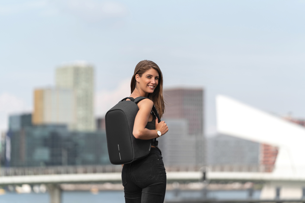 seljakott bobby hero väike 13.3'' with logo