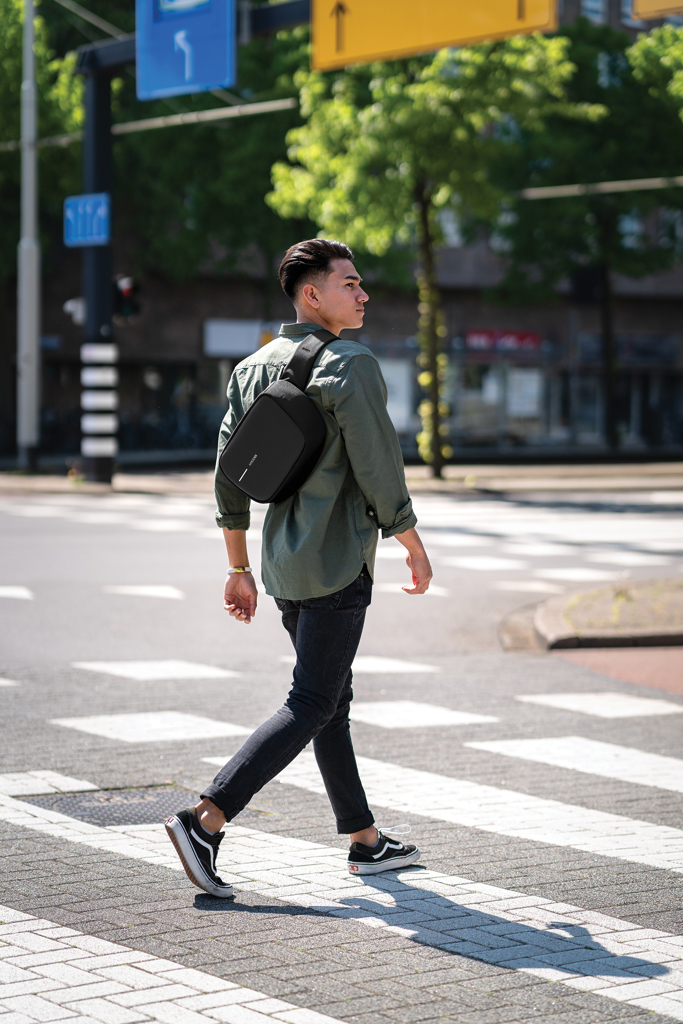 seljakott bobby sling 9.7'' with logo